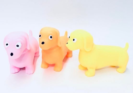 Perrito salchicha que se estira