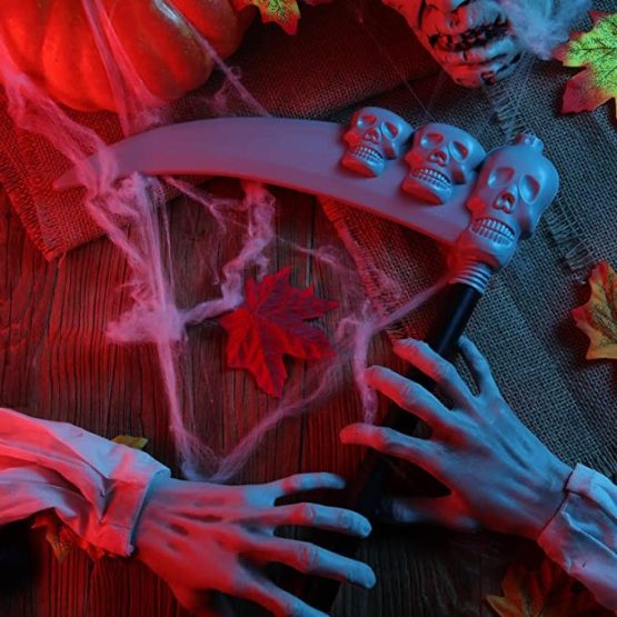 Guadaña con calaveras en bolsa