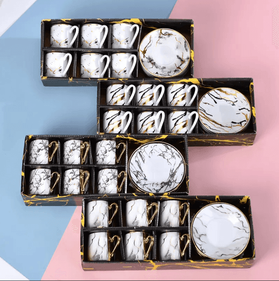 Tazas decoradas en caja con platos 6