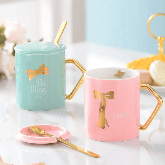 Dos tazas en caja con deco moño dorado