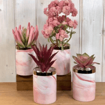 Macetita marmol con flores rosadas