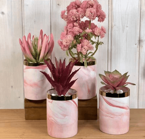 Macetita marmol con flores rosadas