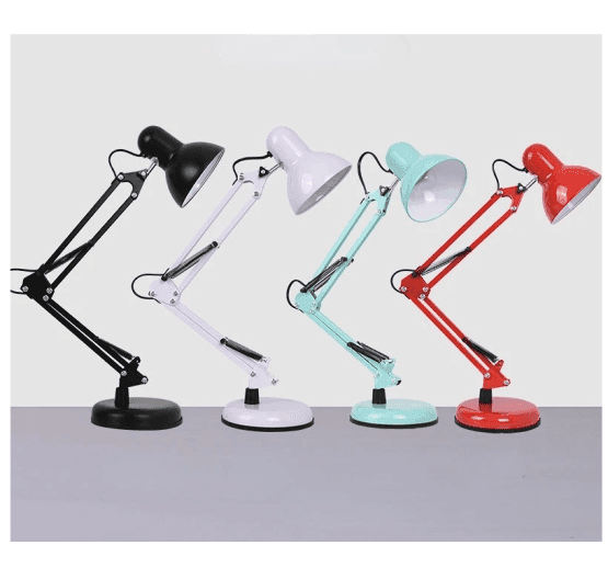 Lámpara de pie incluye bombita