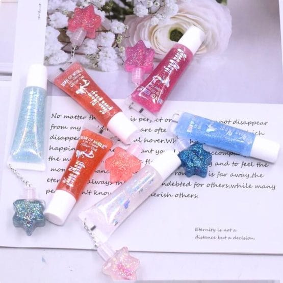 Brillo labial con colgante