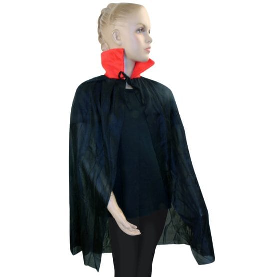 Capa negra cuello rojo bolsa