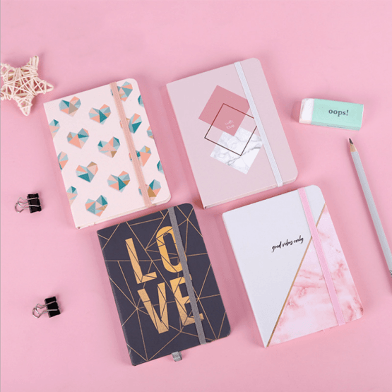 Cuaderno a5 con elastico varios diseños love/corazones