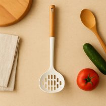 Espumadera de silicona mango madera 36.5×10.5 cm