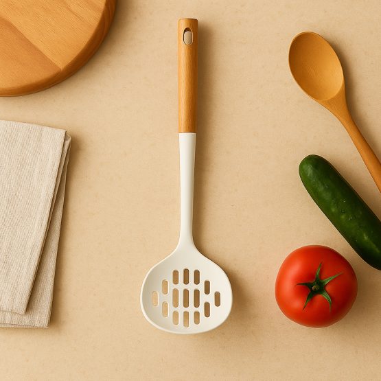 Espumadera de silicona mango madera 36.5×10.5 cm