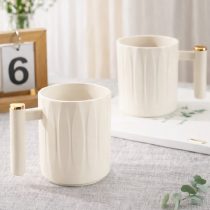 Taza con relieves beige 8×10.5 cm