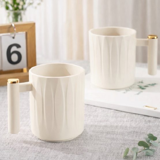 Taza con relieves beige 8×10.5 cm