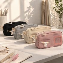 Cartuchera con aplique y bolsillos