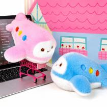 Peluche avión con carita rosa/azul