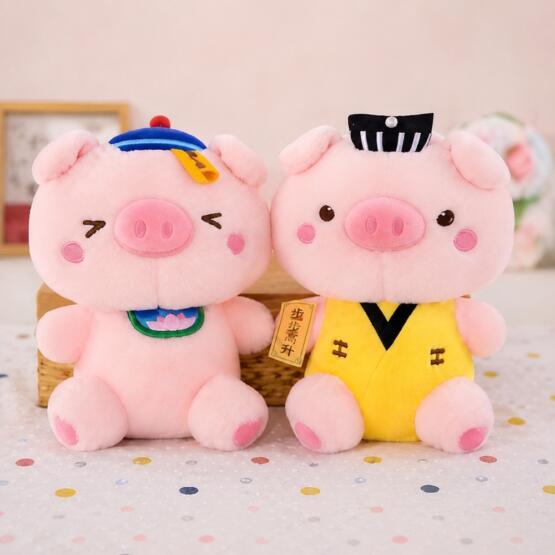 Peluche cerdito con disfraz 20-25cm
